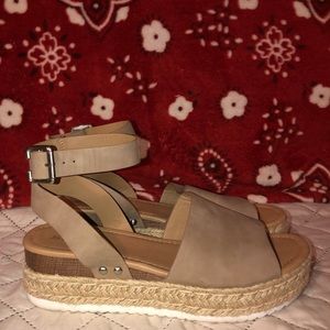 Soda Topic Flatform Sandals